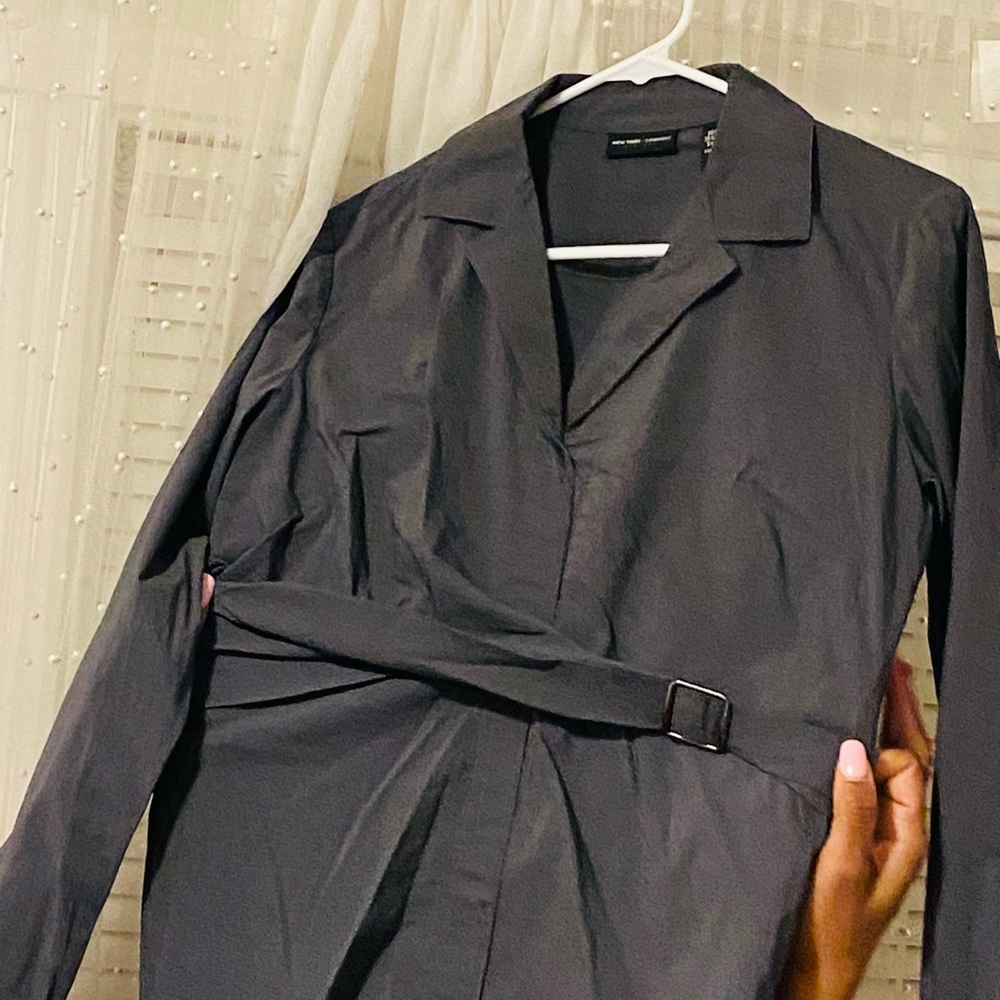 New York and Company Dark Grey Size:6 (s) Women Blouse. Form fitting in back.
